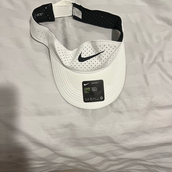 Two white Nike visors - Picture 7 of 11